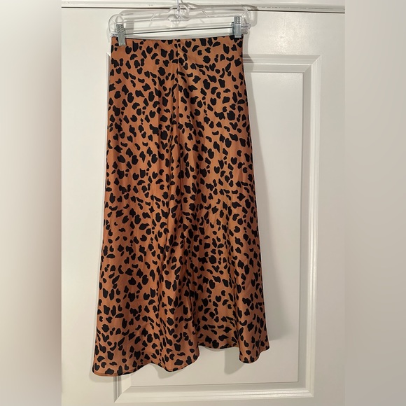 Urban outfitters silk leopard midi skirt - Picture 2 of 4